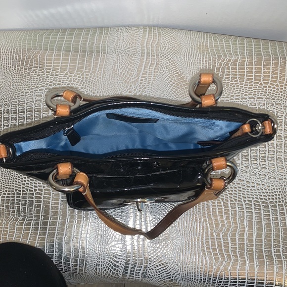 Coach satchel small/med size 2 out pockets, zip closure - Picture 9 of 12